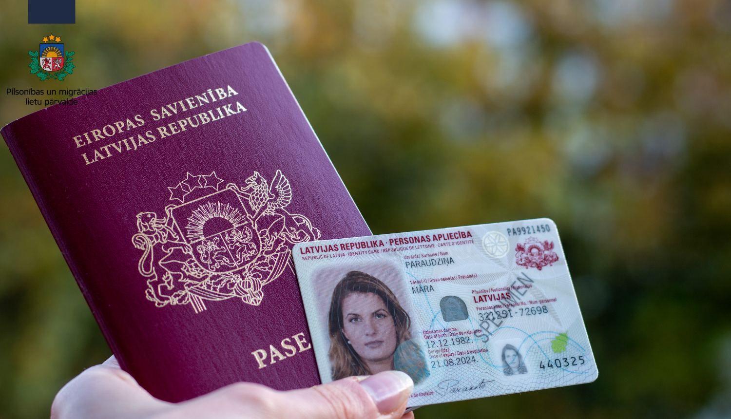 Rokās: pase un eID karte
