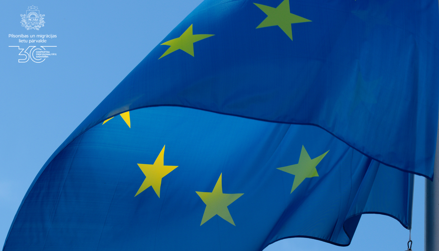Plīvojošais Eiropas Savienības karogs.