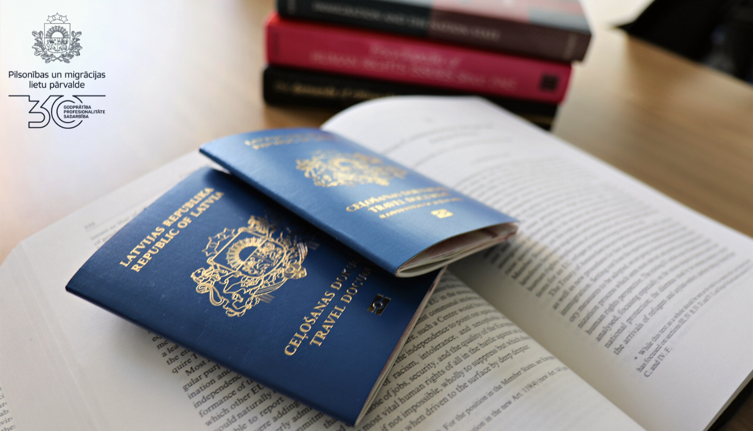 Divas pases uz grāmatas
