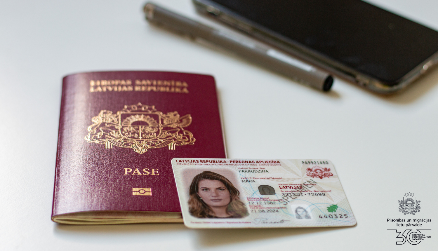 Uz galda stāv pase un eID karte